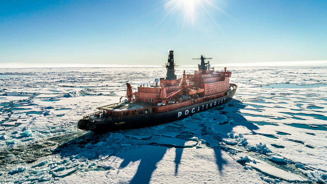 Die 50 Years of Victory bahnt sich durch meterdickes Eis den Weg zum Nordpol