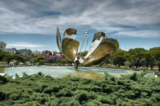 Kunstobjekt im Park in Buenos Aires die wir auf dem Spaziergang nach der Antarktis Kreuzfahrt entdecken