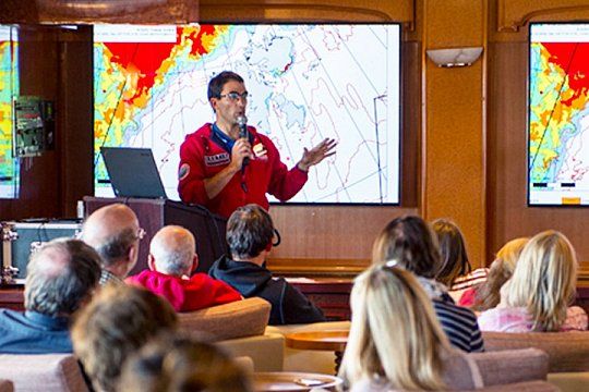 Vortrag in der Lounge über Wetter und Klima während der Expeditionskreuzfahrt Richtung Spitzbergen