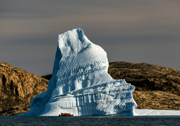 Hohe Eisberge treiben während der kreuzfahrt durch einen Fjord in Grönland