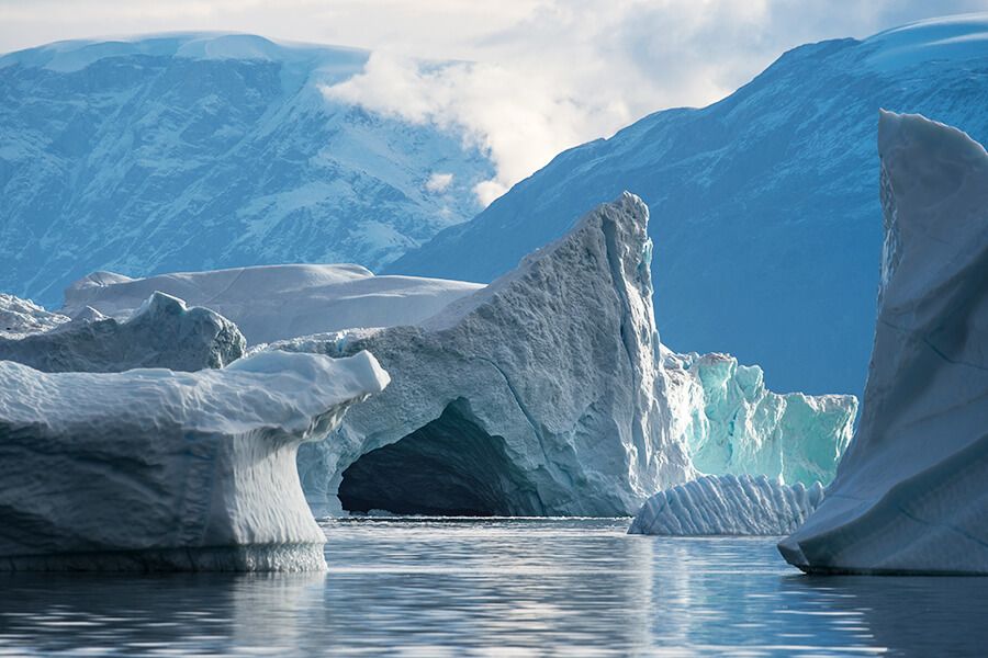 Eisberge im Scoresby Sund in Grönland während der Kreuzfahrt