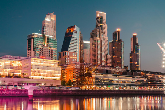 Nächtlicher Blick auf die Skyline von Buenos Aires