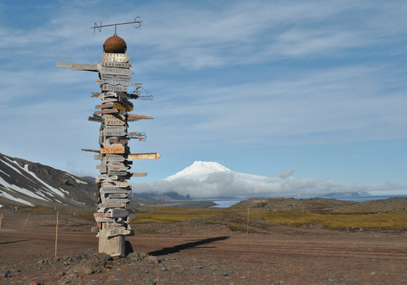 Der schneebedeckte Beerenberg am Horizont auf der norwegischen Insel Jan Mayen ist der nördlichste aktive Vulkan der Erde
