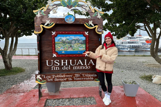 Großes Holzschild am Hafen von Ushuaia vor dem wir uns vor der Abfahrt in die Antarktis fotografieren