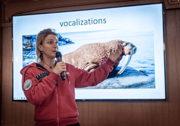 Vortrag über die Laute der Tierwelt von einem Expeditionsmitglied während der Kreuzfahrt
