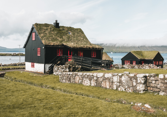 Das historische Dorf Kirkjubøur auf der Insel Streymoy in der Färöer-Inselgruppe.