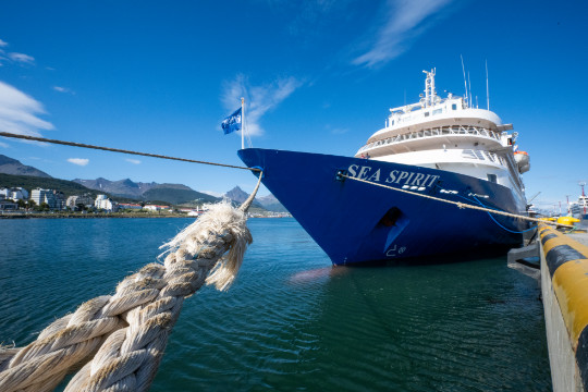 Expeditionskreuzfahrtschiff MS Sea Spirit liegt im Hafen von Ushuaia in Argentinien