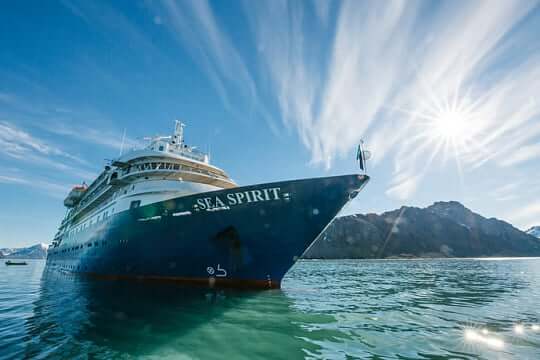 Kreuzfahrtschiff zur Reise in die Antarktis liegt im Hafen von Ushuaia