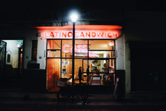 Sandwich Bar in Buenos Aires. Es gibt viele tolle Möglichkeiten die Tage nach der Kreuzfahrt in Buenos Aires zu verlängern.