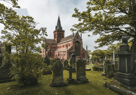 St. Magnus Kathedrale - der heilige Wikinger auf Orkney mit alten Gräbern im Vordergrund