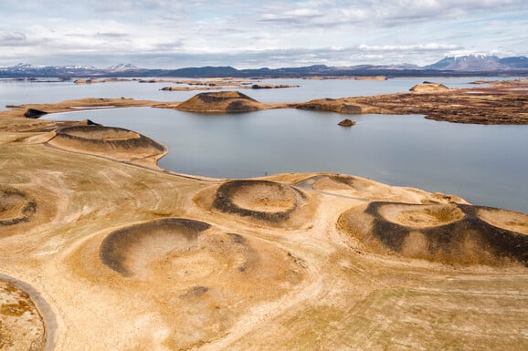 Skútustaðagígar Pseudokrater am Ufer des Mývatn-Sees im Norden von Island mit der Drohne von unserem Bordfotografen fotografiert