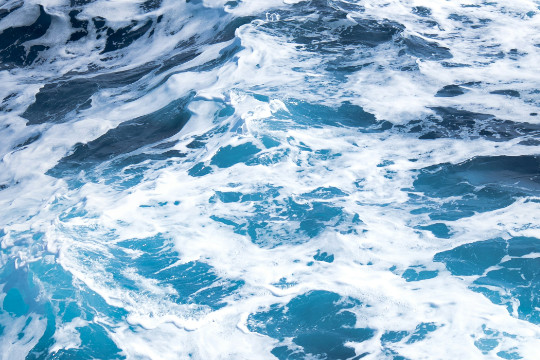 Schaum auf den Wellen in der wilden Drake-Passage der Antarktis