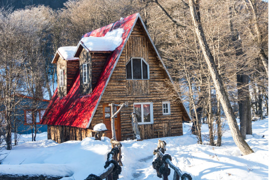 Kleines schneebedecktes Haus in Ushuaia