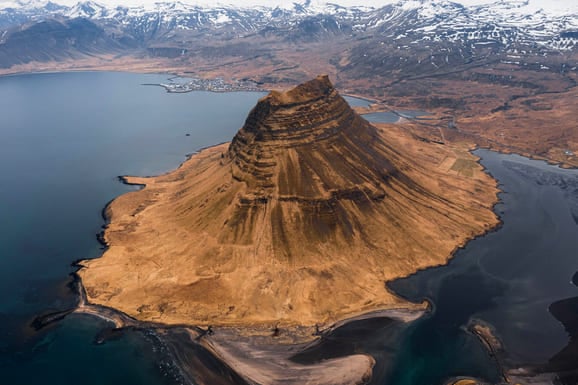 Drohnenaufnahme vom Kirkjufell der auf der Halbinsel Snæfellsnes steht. Die Gegend wird oft Island im Miniaturformat genannt