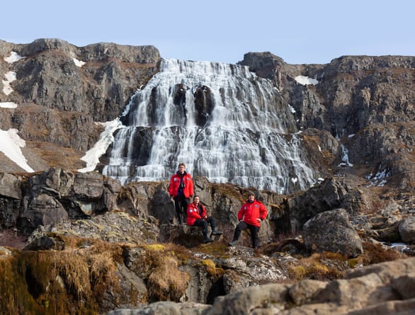 Dynjandi Wasserfall mit einigen kreuzfahrt Gästen im Vordergrund