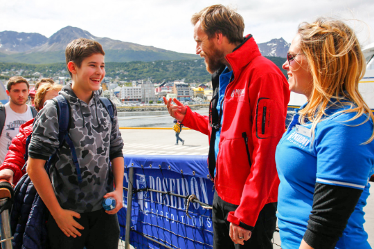 Gäste der Expeditionskreuzfahrt werden an Bord der MS Sea Spirit im Hafen von Ushuaia begrüßt.