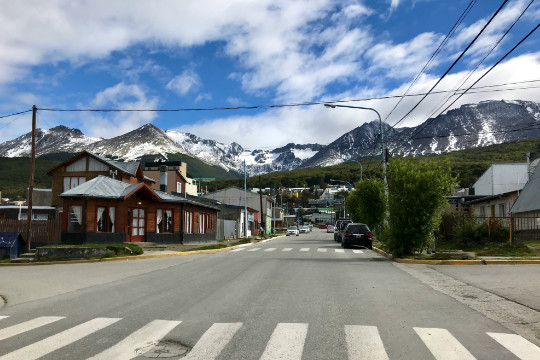 Leere Straße in Ushuaia. im Hintergrund sind schneebedeckte Berge zu erkennen