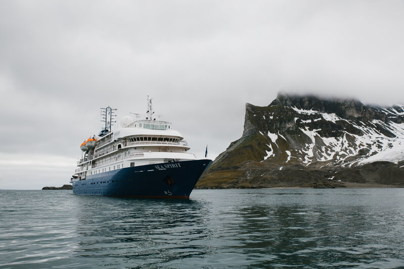 Das Kreuzfahrtschiff mit einer Eisklasse liegt in einem Fjord vor Spitzbergen.