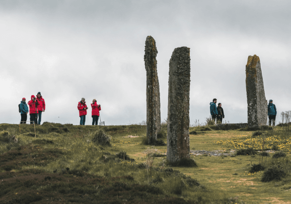 Der Ring von Brodgar in Orkney, Schottland mit Kreuzfahrtgästen die Fotos machen.