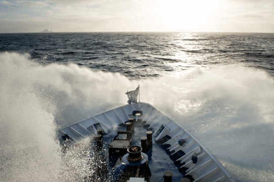 Die Wellen in der Drake-Passage schlagen am Bug über das Kreuzfahrtschiff