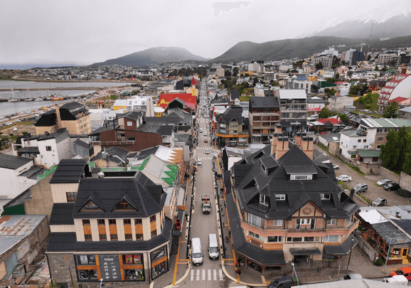 Blick auf Ushuaia, die kleine und südlichste Stadt der Welt.
