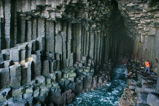 Ein Gast der Kreuzfahrt fotografiert die Fingalshöhle auf der unbewohnten schottischen Insel Staffa