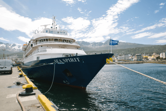 Expeditionskreuzfahrtschiff MS Sea Spirit liegt im Hafen von Ushuaia in Argentinien