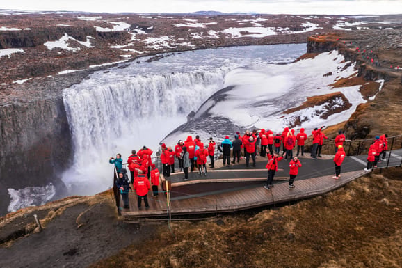 Wasserfall auf Island mit einer Gruppe Reisender von unserem Kreuzfahrtschiff