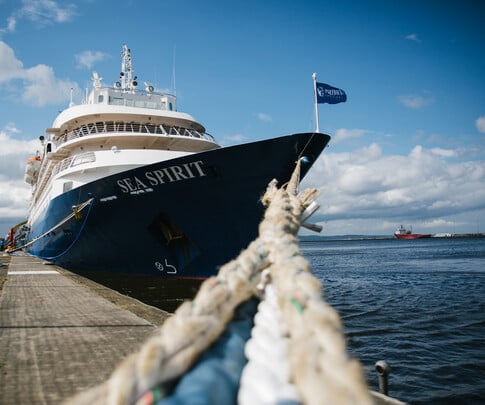 Kreuzfahrtschiff liegt festgemacht im Hafen von Reykjavík