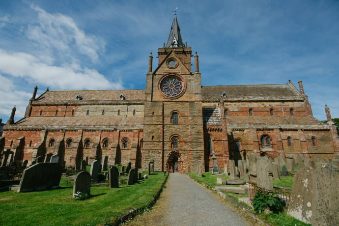 Wir besuchen auf der Kreuzfahrt bei Sonnenschein die St.-Magnus-Kathedrale in Kirkwall auf den Orkney-Inseln in Schottland