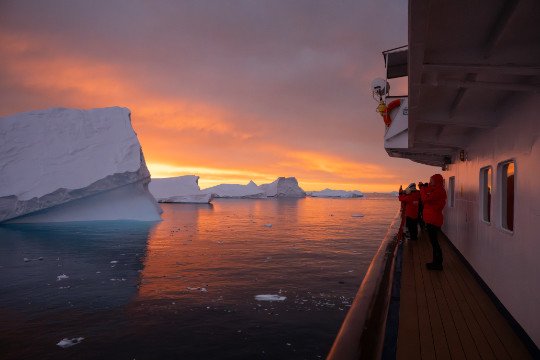 Eisberge im Sonnenuntergang auf dem Reiseweg der Kreuzfahrt in die Antarktis