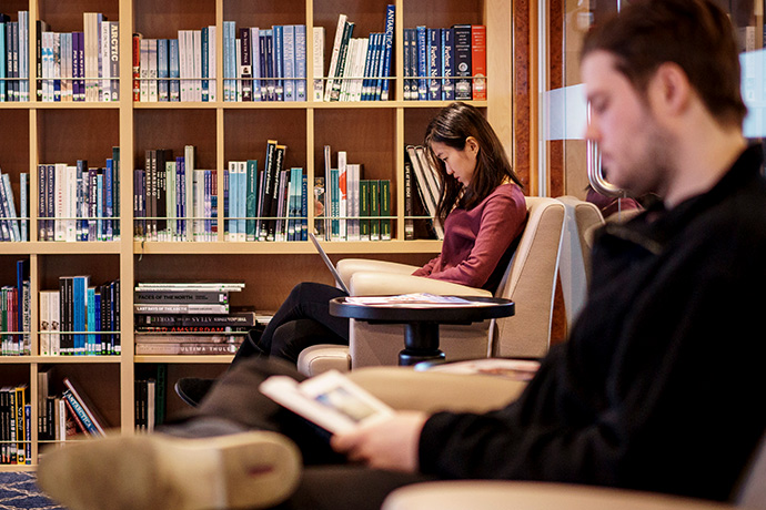 Bibliothek mit lesenden Gästen an Bord des Kreuzfahrtschiffs auf der Reise in die Antarktis
