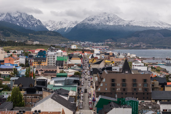 Ushuaia die südlichste Stadt in Argentinien. Der Blick geht über die kleine Stadt aufs Meer und die schneebedeckten Berge im Hintergrund