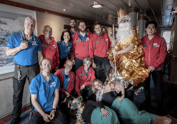 Expeditionsteam feiert die Polartaufe auf der Spitzbergen Kreuzfahrt