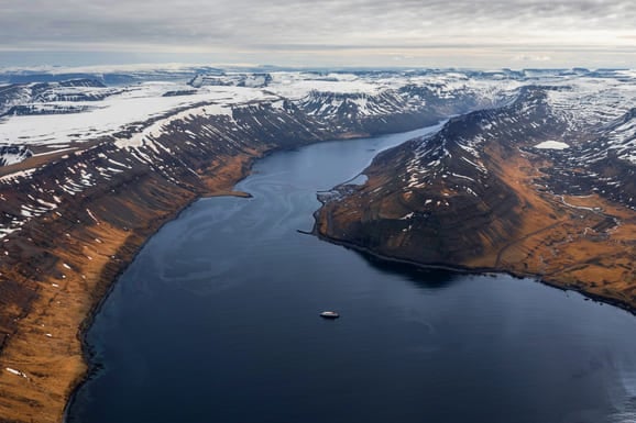 der Fjord Önundarfjörður in der Region Westfjorde in Island mit dem kleinen Expeditions-Kreuzfahrtschiff