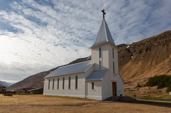 Die Suðureyrarkirkja, eine Kirche in dem kleinen Fischerdorf Suðureyri in den Westfjorden von Island
