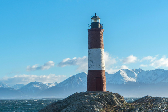 Leuchturm auf einer vorgelagerten klein Insel im Hafen von Ushuaia