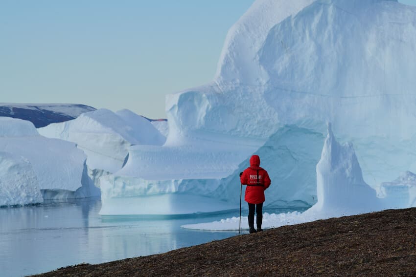 Riesige Eisberge in Grönland bei Wanderung entlang der Bucht