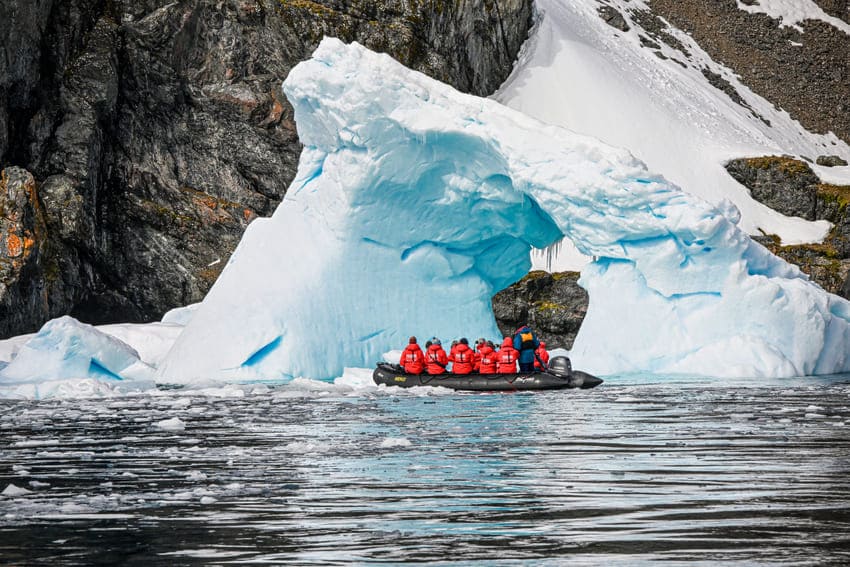 Eisberge-Gletscher-Schlauchboot-Kreuzfahrt