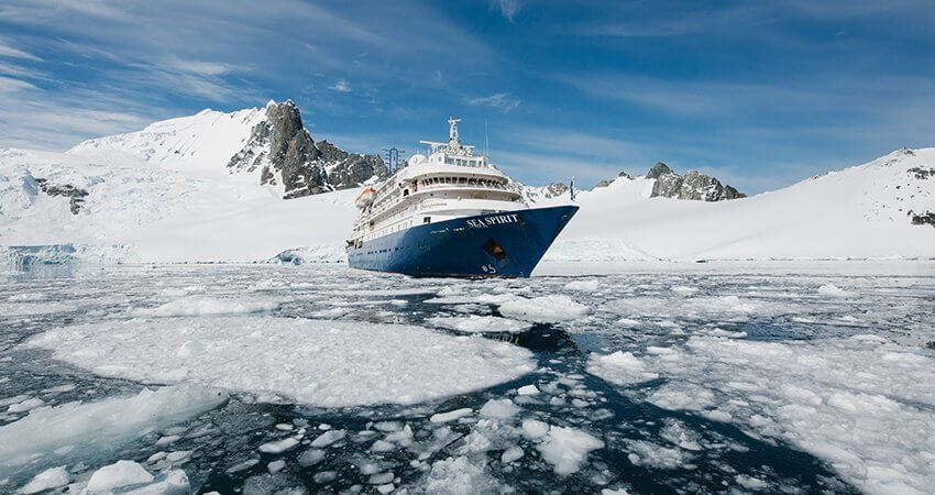 Die Sea Spirit im Packeis ship-in-ice