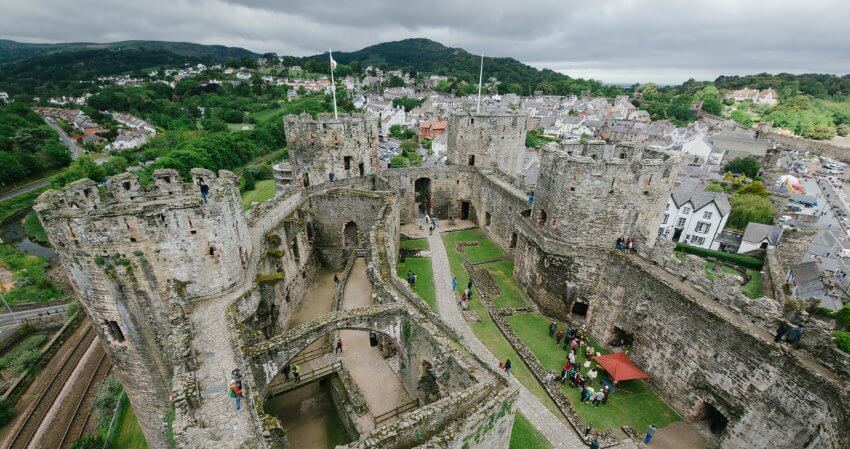 Eine Aufnahme der Burg Conwy aus der Vogelperspektive top-experiences-british-isles-2