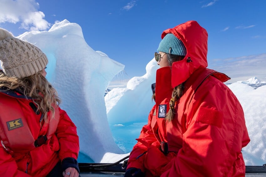 Blick auf Eisberge aus dem Schlauchboot – Antarktis Kreuzfahrt