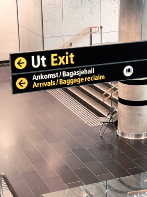 Flughafen-Oslo-Ausgang-zum-Hotel-mit-dem kreuzfahrt-Empfang.jpg