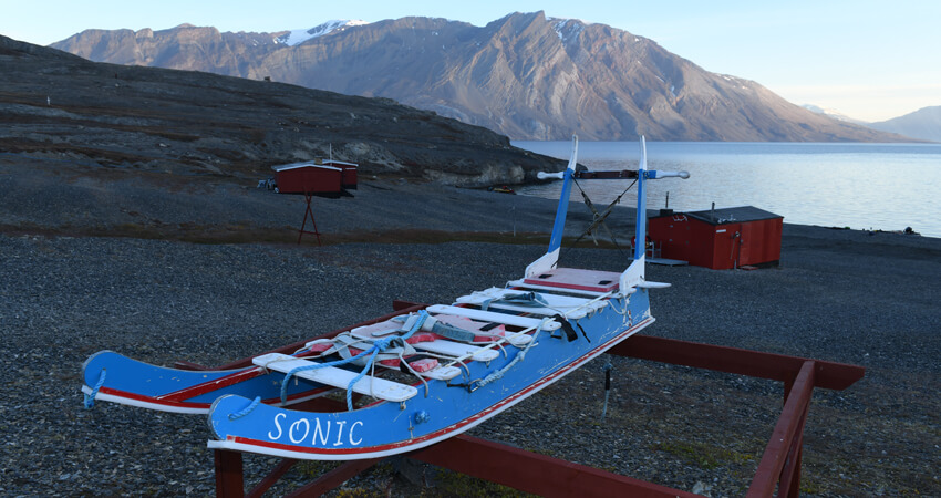 Ein Hundeschlitten vor der nordostgrönländischen Küste 04_Ella-Island_10_20180906_073229_05853_Page