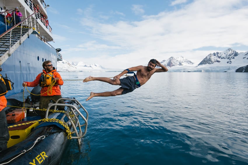 Mutiger Sprung ins Polarmeer: Polar Plunge bei Expeditionskreuzfahrt