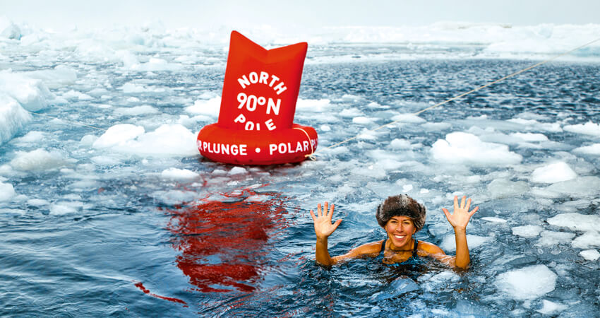 Am Nordpol wagt ein Passagier vom Eisbrecher den Sprung in das eiskalte Wasser ice-is-nice-3-3