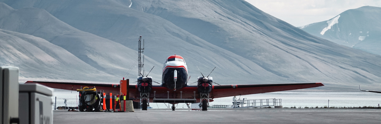 Flugzeug-am-Flughafen-Longyearbyen-auf-Spitzbergen-fuer-Kreuzfahrt.jpg Flugzeug-am-Flughafen-Longyearbyen-auf-Spitzbergen-fuer-Kreuzfahrt.jpg