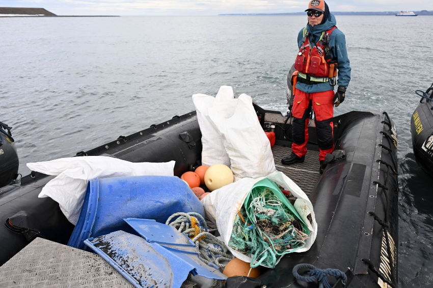 Müllbeseitigung mit Zodiac auf einer Expeditionskreuzfahrt in Spitzbergen