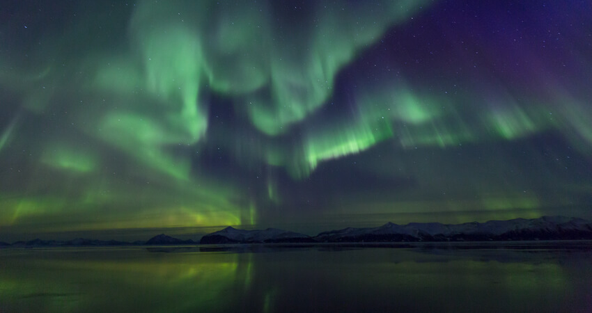 Nordlichter im Fjord in Spitzbergen vom Schiff aus fotografiert Eine-Frau-erlebt-die-Polarnacht_01
