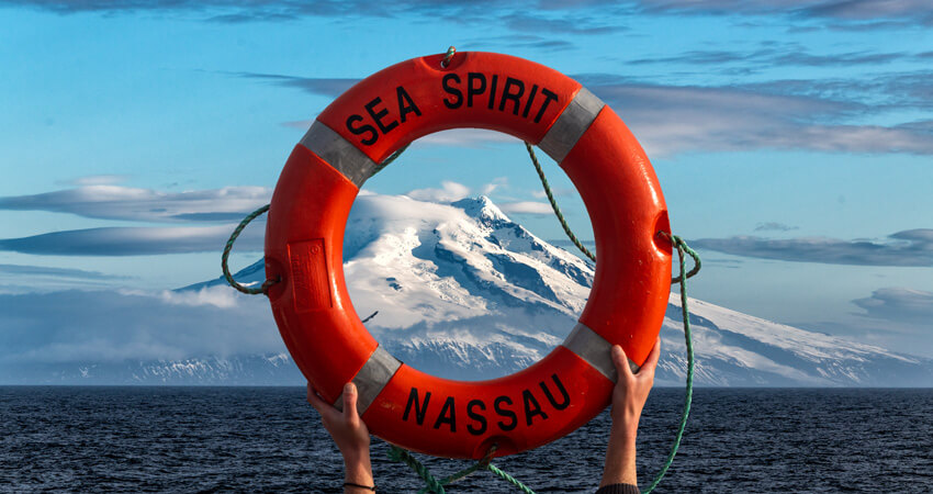 Rettungsring der Sea Spirit vor arktischer Kulisse mit Eisbergen 06_JanMayen_SergeyDolya
